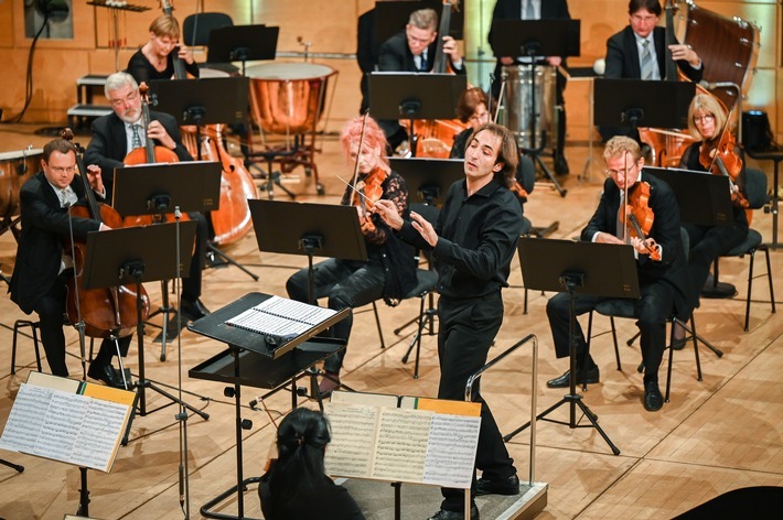Dirigent Yoel Gamzou in der Georg-Friedrich-Händel-Halle / Dirigent Yoel Gamzou über seinen Auftritt in der Georg-Friedrich-Händel-Halle: "Es macht mich stolz, an so einem wichtigen Tag für die Deutschen dabei zu sein" // (c) Staatskanzlei / Thomas Meinicke / Weiterer Text über ots und www.presseportal.de/nr/157804 / Die Verwendung dieses Bildes ist für redaktionelle Zwecke unter Beachtung ggf. genannter Nutzungsbedingungen honorarfrei. Veröffentlichung bitte mit Bildrechte-Hinweis.
