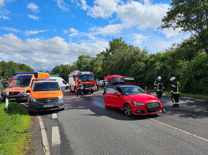 FW Bergheim: Zwei Verletzte nach Verkehrsunfall in Bergheim