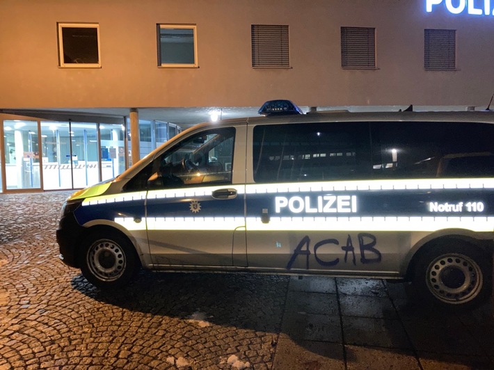 POL-KS: Streifenwagen während Einsatz in Gräfestraße mit Graffiti besprüht: Zeugen gesucht
