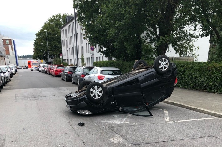 POL-AC: Pkw überschlägt sich