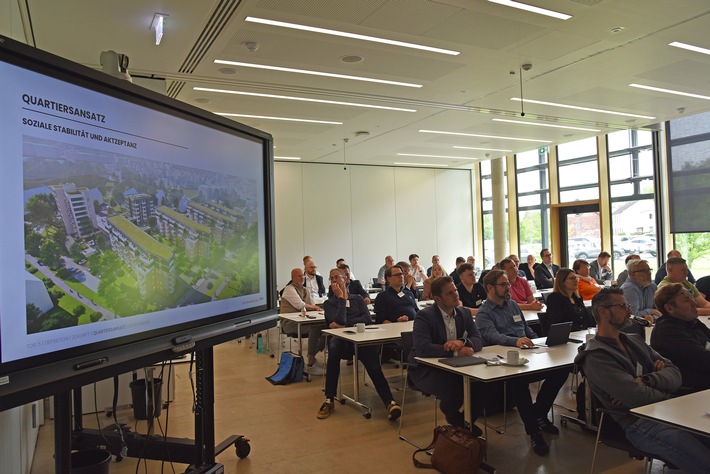 Bezahlbaren Wohnraum in der Praxis umsetzen / Immobilienforum bei Stiebel Eltron bringt Branche, Praxis und Technik zusammen