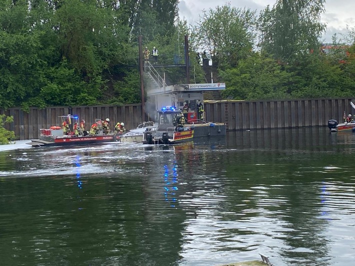 PP-ELT: Explosion eines Sportbootes im Yachthafen Neuwied