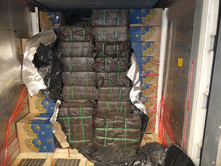 ZOLL-HH: Zoll stellt 2,6 Tonnen Kokain sicher - Container sollte mit Bananen aus Ecuador beladen sein