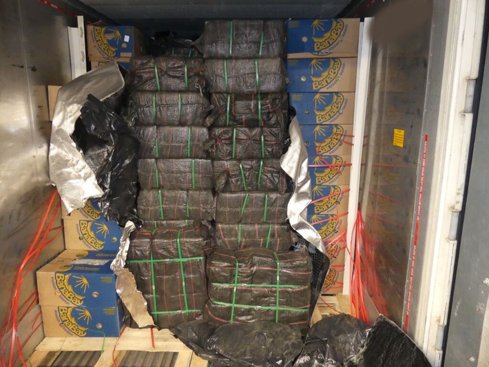 ZOLL-HH: Zoll stellt 2,6 Tonnen Kokain sicher - Container sollte mit Bananen aus Ecuador beladen sein