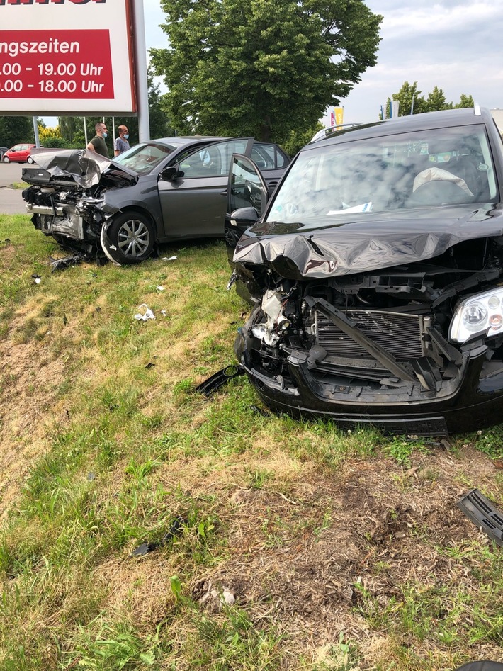 POL-MI: Verkehrsunfall in Porta Westfalica mit zwei schwer verletzten Personen und hohem Sachschaden
