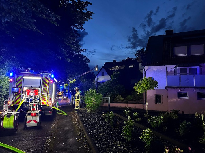 FW-EN: Dachstuhlbrand nach Gewitter in der Ender Mark - Feuerwehr verhindert größere Brandausbreitung