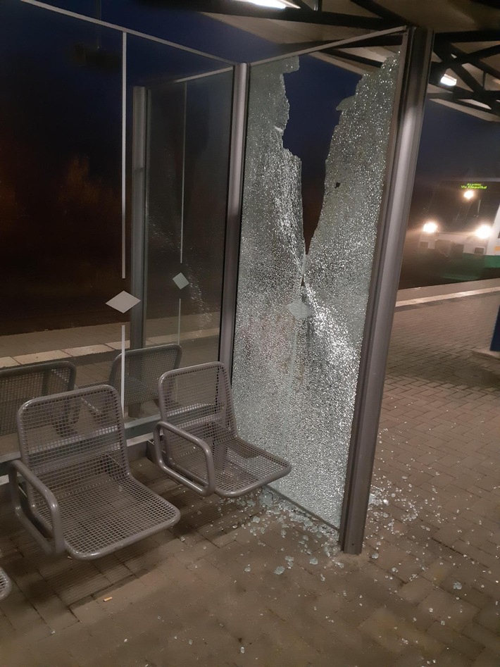 BPOLI KLT: Sachbeschädigung im Bahnhof Falkenstein - Bundespolizei sucht Zeugen