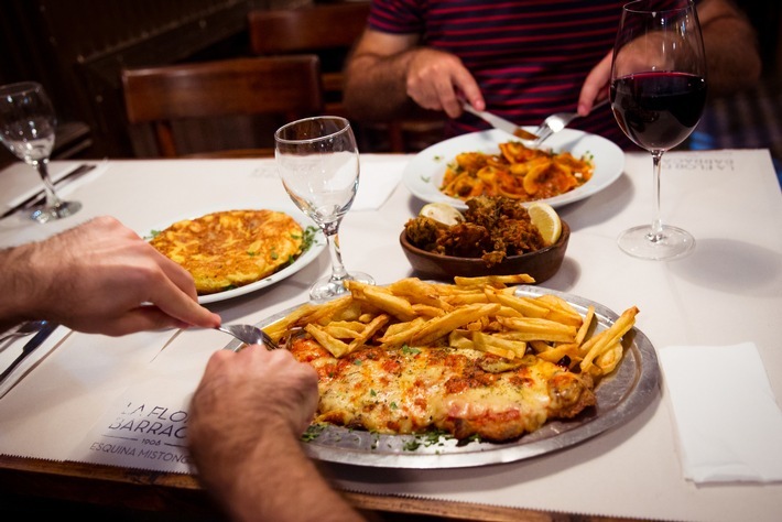Milanesa Napolitana mit Pommes frites, ein typisch argentinisches Gericht. / Weiterer Text über ots und www.presseportal.de/nr/152361 / Die Verwendung dieses Bildes für redaktionelle Zwecke ist unter Beachtung aller mitgeteilten Nutzungsbedingungen zulässig und dann auch honorarfrei. Veröffentlichung ausschließlich mit Bildrechte-Hinweis.