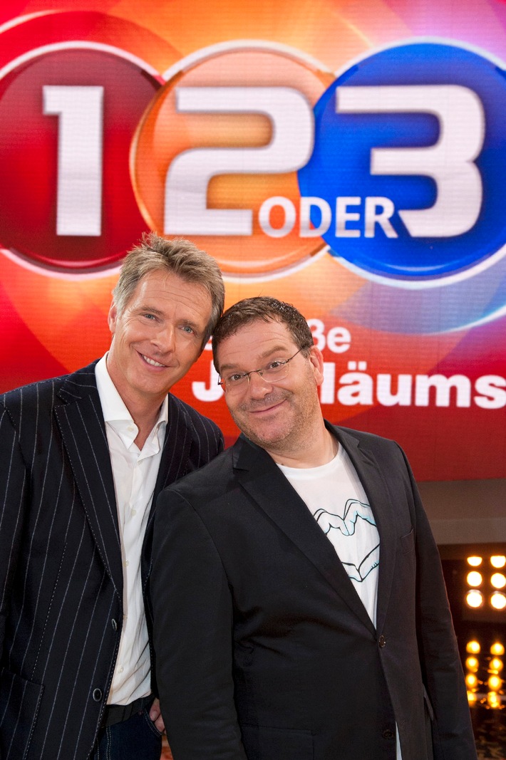 Ein unverkennbarer Plopp, zwei beliebte Moderatoren und drei begeisterte Prominente/ Jörg Pilawa und Elton präsentieren &quot;1, 2 oder 3 - Die große Jubiläumsshow&quot; im ZDF (BILD)