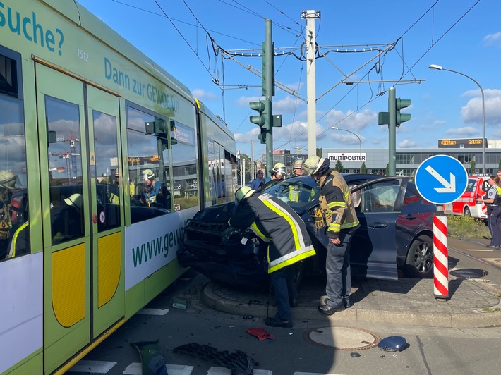 FW-E: Verkehrsunfall zwischen PKW und Straßenbahn
