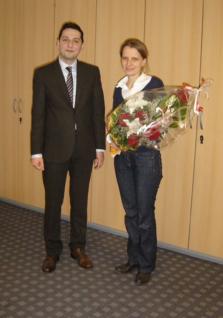 Gewinnerin vom roten Teppich - OYAK ANKER Bank überreicht Reisegutschein / Gewinnspiel bei der 9. Türkischen Filmwoche Berlin (mit Bild)