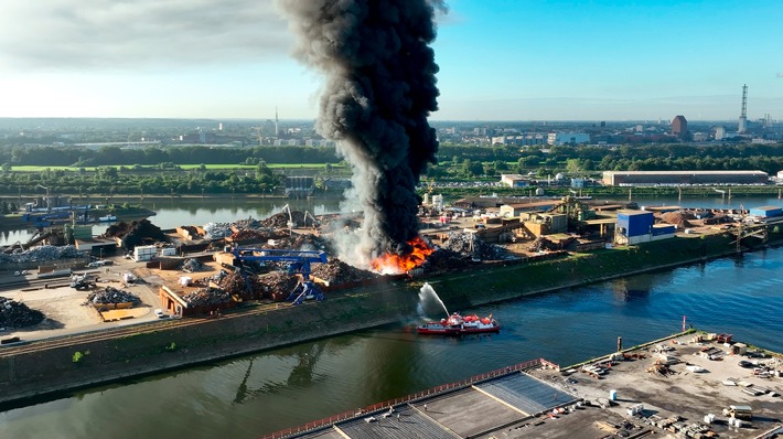„Feuer &amp; Flamme“ in Duisburg: WDR-Reihe startet mit Großbrand im Hafen