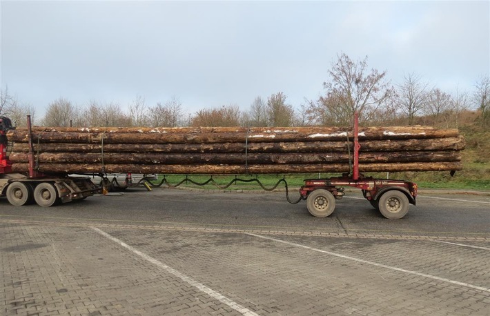 POL-PPTR: Holztransport mit beschädigten Reifen und deutlicher Überladung unterwegs