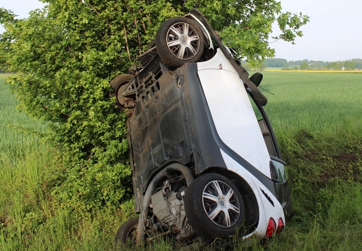POL-MI: Auto hebt bei Verkehrsunfall ab