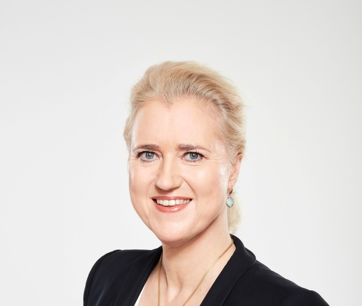 Angela Titzrath, Vorsitzende des Vorstandes Hamburger Hafen und Logistik Aktiengesellschaft, erhält MESTEMACHER PREIS MANAGERIN DES JAHRES. / Weiterer Text über ots und www.presseportal.de/nr/51886 / Die Verwendung dieses Bildes ist für redaktionelle Zwecke honorarfrei. Veröffentlichung bitte unter Quellenangabe: "obs/Mestemacher GmbH/HHLA/Thies Rätzke"