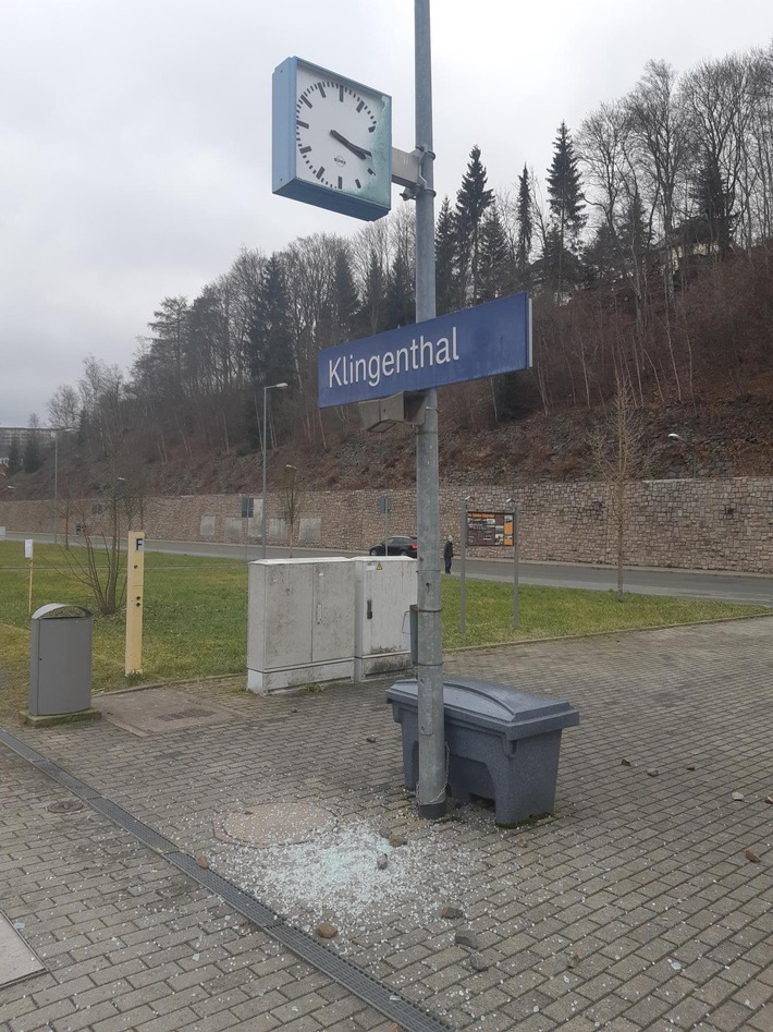 BPOLI KLT: Bahnhofsuhr beschädigt - Bundespolizei sucht weitere Zeugen