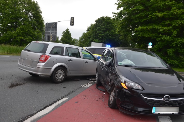 POL-HF: Unfall auf Kreuzung- Beide Fahrzeugführer verletzt