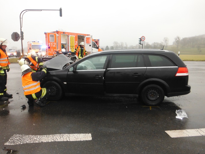 POL-DN: Drei Menschen bei Unfall schwer verletzt