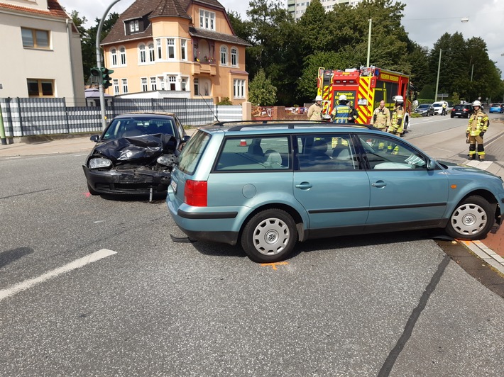 FW Bremerhaven: Vier Verletzte nach Verkehrsunfall