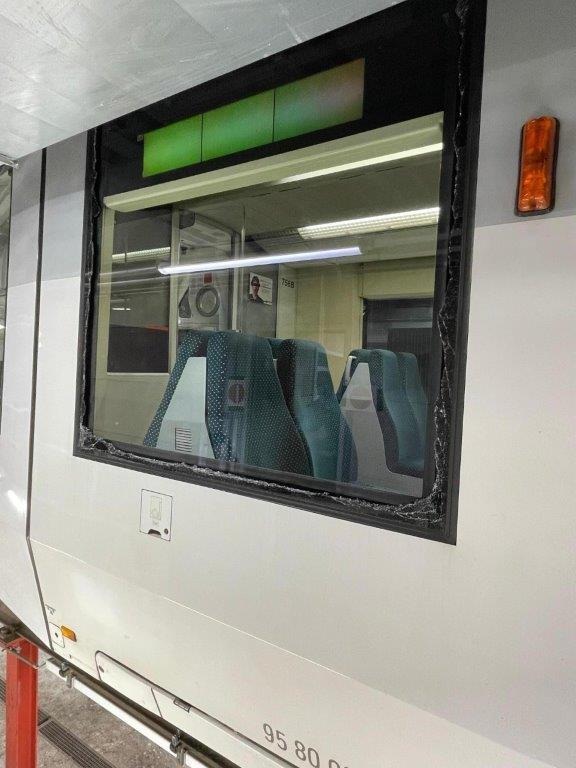 BPOL-KS: Zug beworfen - Scheibe an Regiotram zerstört