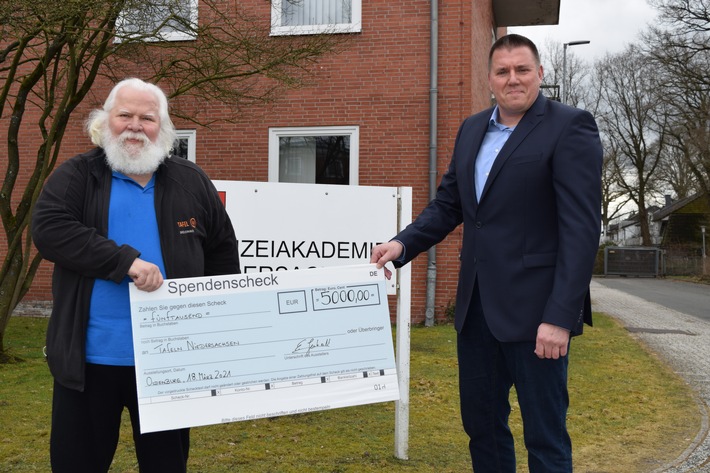 POL-AK NI: Gezielt unterstützen, wo Hilfe nötig ist - Spendenaktion der Polizeiakademie Niedersachsen bringt 5.000 EUR für Die Tafeln