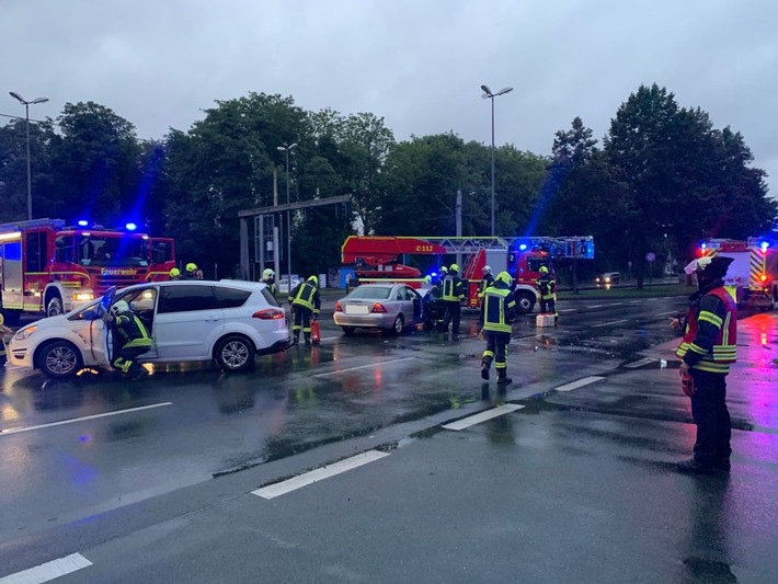 FW-GE: Rettungswagen kollidiert mit Pkw auf Einsatzfahrt in Gelsenkirchen-Buer