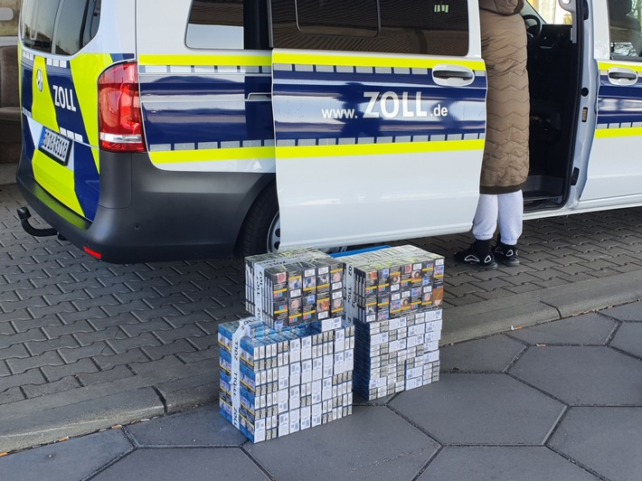 HZA-UL: Zoll erwischt Schmugglerpärchen mit 18.000 Zigaretten im Reisebus
