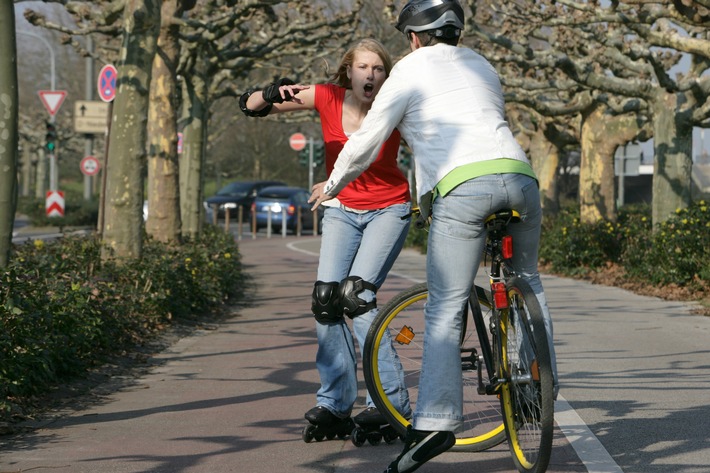 Vorsicht beim Joggen oder Radfahren  / AXA Versicherung rät zu Haftpflicht- und Unfallversicherungsschutz