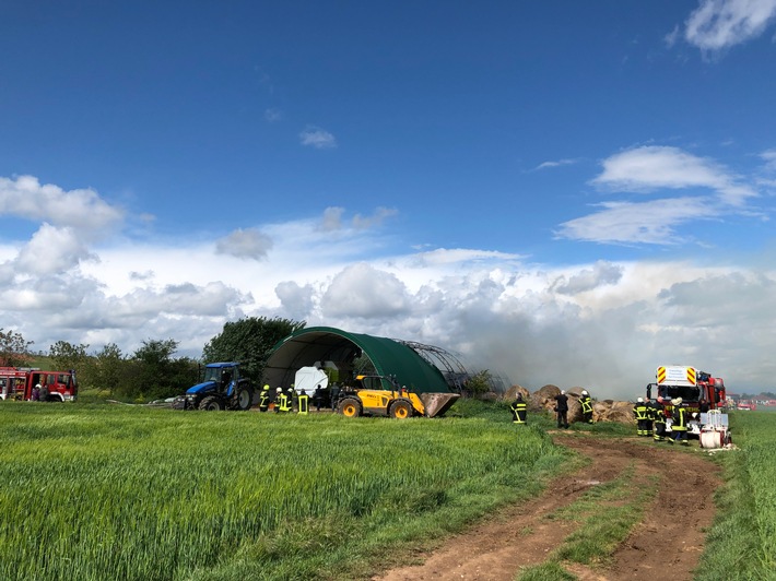 POL-PDKH: Brand eines Unterstandes für landwirtschaftliche Geräte