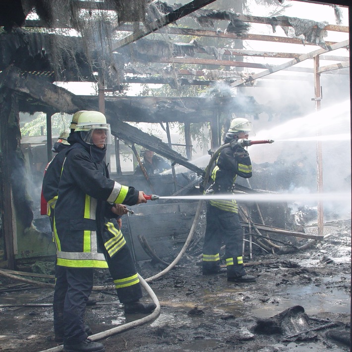 FW-E: Brennende Lagerhalle in Essen-Kettwig, Eigentümer erleidet schwere Brandverletzungen