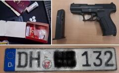 BPOL-FL: Handewitt - Bundespolizei verhaftet gesuchte Männer und unterbindet Autofahrt unter Drogen; Waffe, Drogen und Kennzeichen sichergestellt