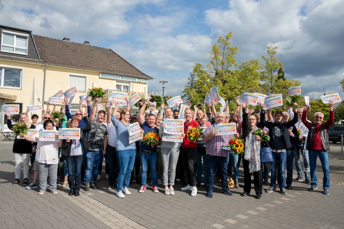 91 Monatsgewinner der Postcode Lotterie aus Grevenbroich freuen sich über 600.000 Euro