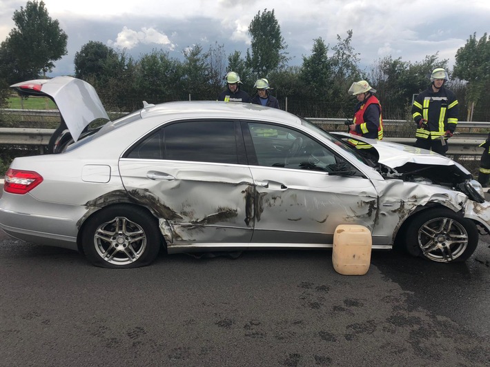 POL-STD: Bei Unfall auf der Autobahn zwei Autofahrer zum Teil schwer verletzt - BAB vier Stunden voll gesperrt