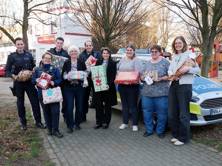 POL-HA: Hagener Polizei erfüllt Weihnachtswünsche von Kindern - Engagement für den Kinderschutzbund