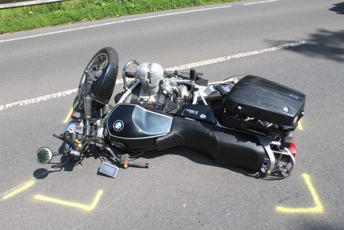 POL-OE: Motorradfahrer stürzt und verletzt sich schwer
