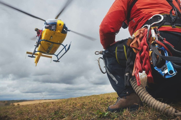 Rettungssanitäter und landender Hubschrauber des Rettungsdienstes / Weiterer Text über ots und www.presseportal.de/nr/13502 / Die Verwendung dieses Bildes für redaktionelle Zwecke ist unter Beachtung aller mitgeteilten Nutzungsbedingungen zulässig und dann auch honorarfrei. Veröffentlichung ausschließlich mit Bildrechte-Hinweis.