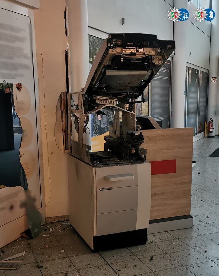 POL-E: Duisburg: Unbekannte sprengen Geldautomaten in Einkaufscenter - Zeugensuche