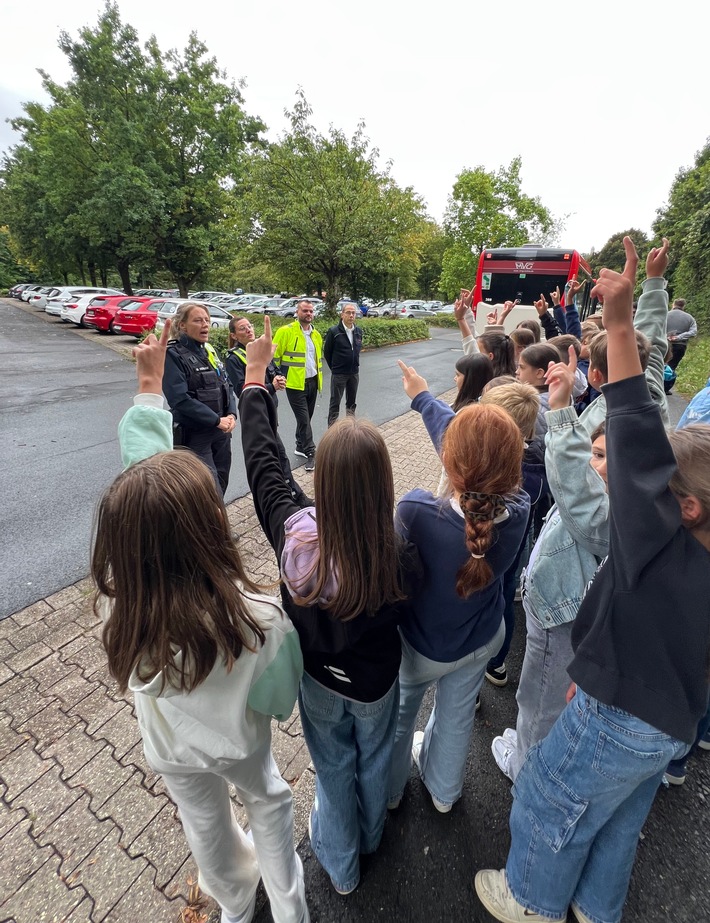 POL-MK: Sicher unterwegs mit dem Bus: Busschule machte Halt am Hemberg