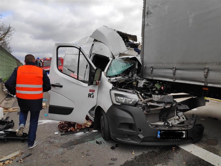 POL-VDKO: Verkehrsunfall mit schwerstverletzter Person / Fahrbahnsperrung BAB 61 in Richtung Süden.