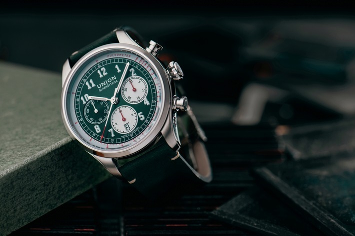 UNION Glashütte hat dem beliebten Belisar Chronographen einen starken Farbanstrich verpasst. Mit dem außergewöhnlichen Dunkelgrünton ist die Uhr ein absoluter Hingucker. / Der Belisar Chronograph / UNION Glashüttes Retro-Klassiker präsentiert sich mit neuester Technik/ Weiterer Text über ots und www.presseportal.de/nr/156277 / Die Verwendung dieses Bildes ist für redaktionelle Zwecke unter Beachtung ggf. genannter Nutzungsbedingungen honorarfrei. Veröffentlichung bitte mit Bildrechte-Hinweis.