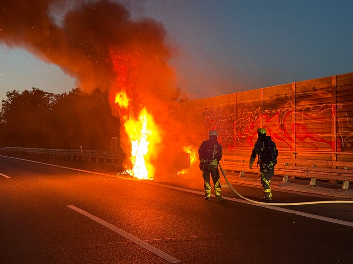 FW Hünxe: Pkw in Vollbrand - Langer Stau auf der BAB 3