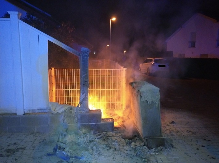POL-PDPS: Brand von vier Mülltonnen und eines Stromkastens