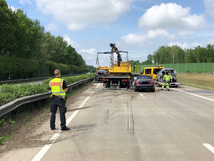 POL-CUX: Schwerer Verkehrsunfall auf der Autobahn - Aktuell Vollsperrung in Richtung Cuxhaven Höhe Anschlussstelle Wulsdorf (Lichtbild in der Anlage)