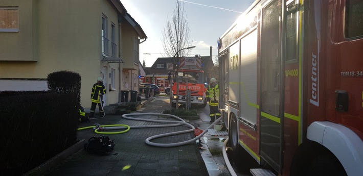 FW-RE: Brand mehrerer Garagen im Hinterhof - keine Verletzten