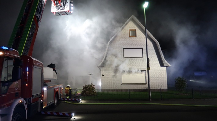 POL-DEL: Stadt Delmenhorst: Brand eines Einfamilienhauses in Delmenhorst ++ Bewohner bleiben unverletzt ++ Hoher Sachschaden