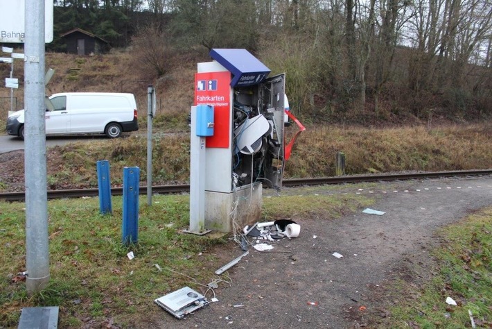 POL-PPWP: Fahrkartenautomat stark beschädigt