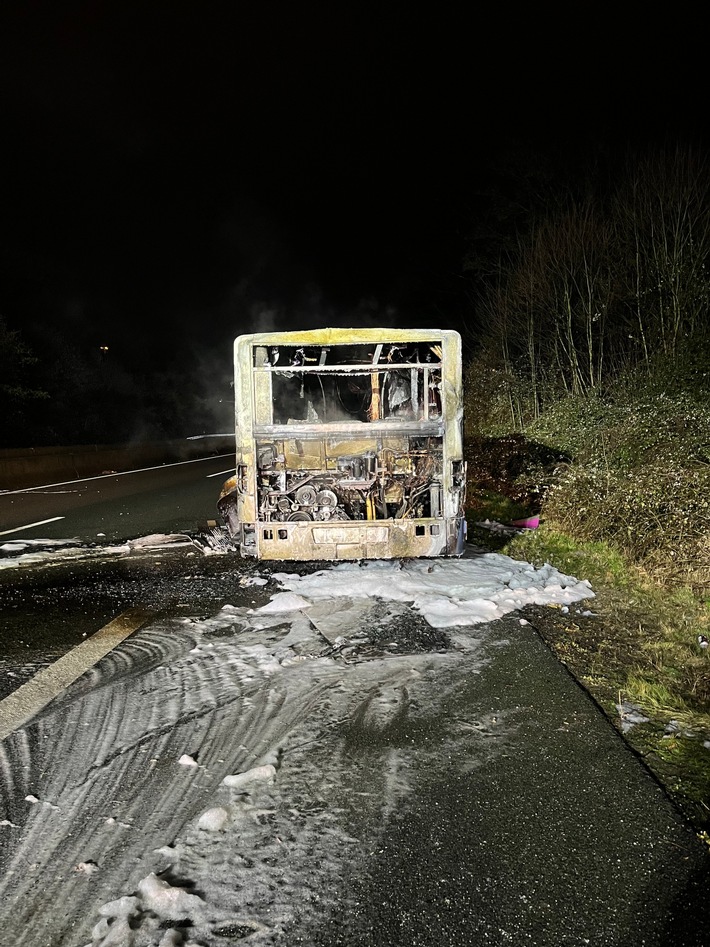 FW-E: Bus brennt auf der BAB 52 - Autobahn zeitweise voll gesperrt