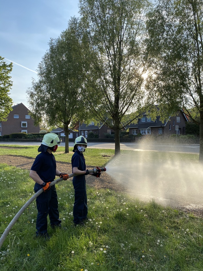 FW Dinslaken: Ein Stück Normalität im Feuerwehrdienst