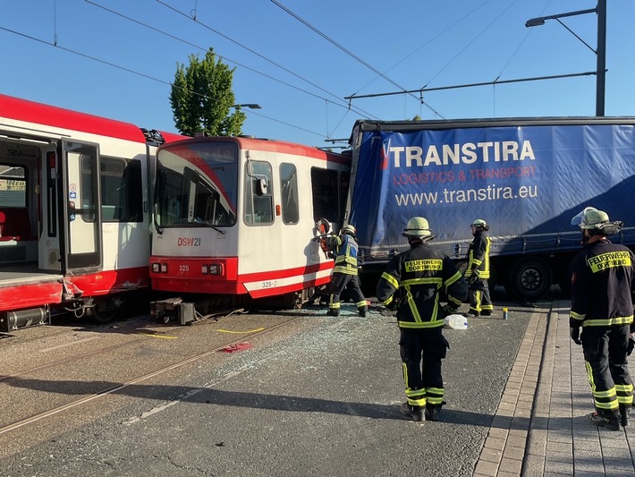 FW-DO: Schwerer Verkehrsunfall zwischen einem LKW und zwei Stadtbahnen