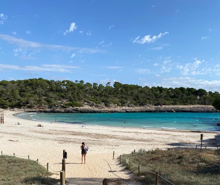 So leer waren die Strände auf Mallorca wohl schon lange nicht mehr. Hier an der beliebten Bucht S'Amarador. Weiterer Text über ots und www.presseportal.de/nr/115697 / Die Verwendung dieses Bildes ist für redaktionelle Zwecke honorarfrei. Veröffentlichung bitte unter Quellenangabe: "obs/UNIQ GmbH/@Urlaubsguru"